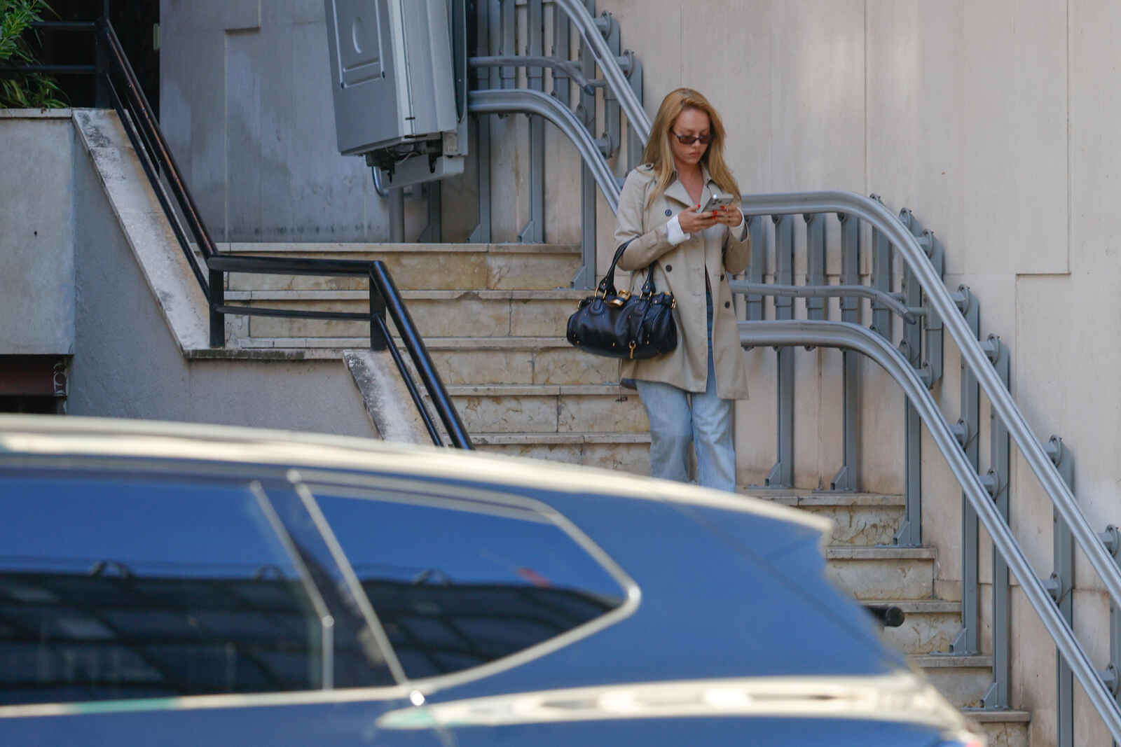 Ester Exp&oacute;sito paseando