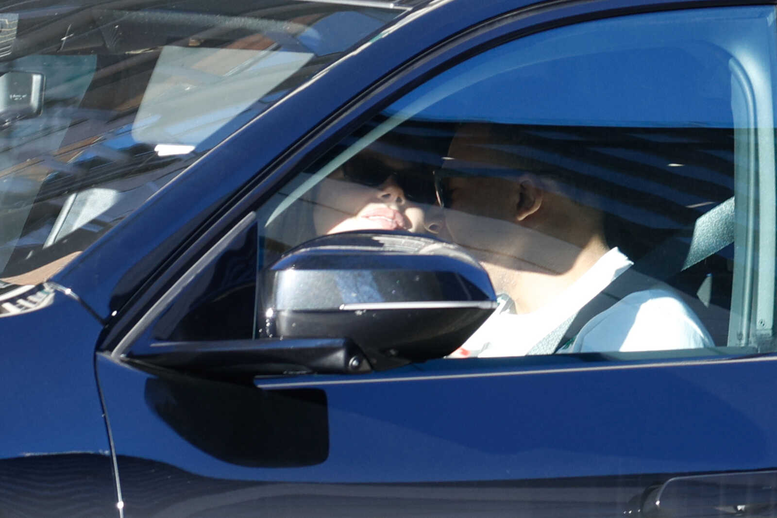 Ester Exp&oacute;sito con Mbapp&eacute; en un nuevo BMW
