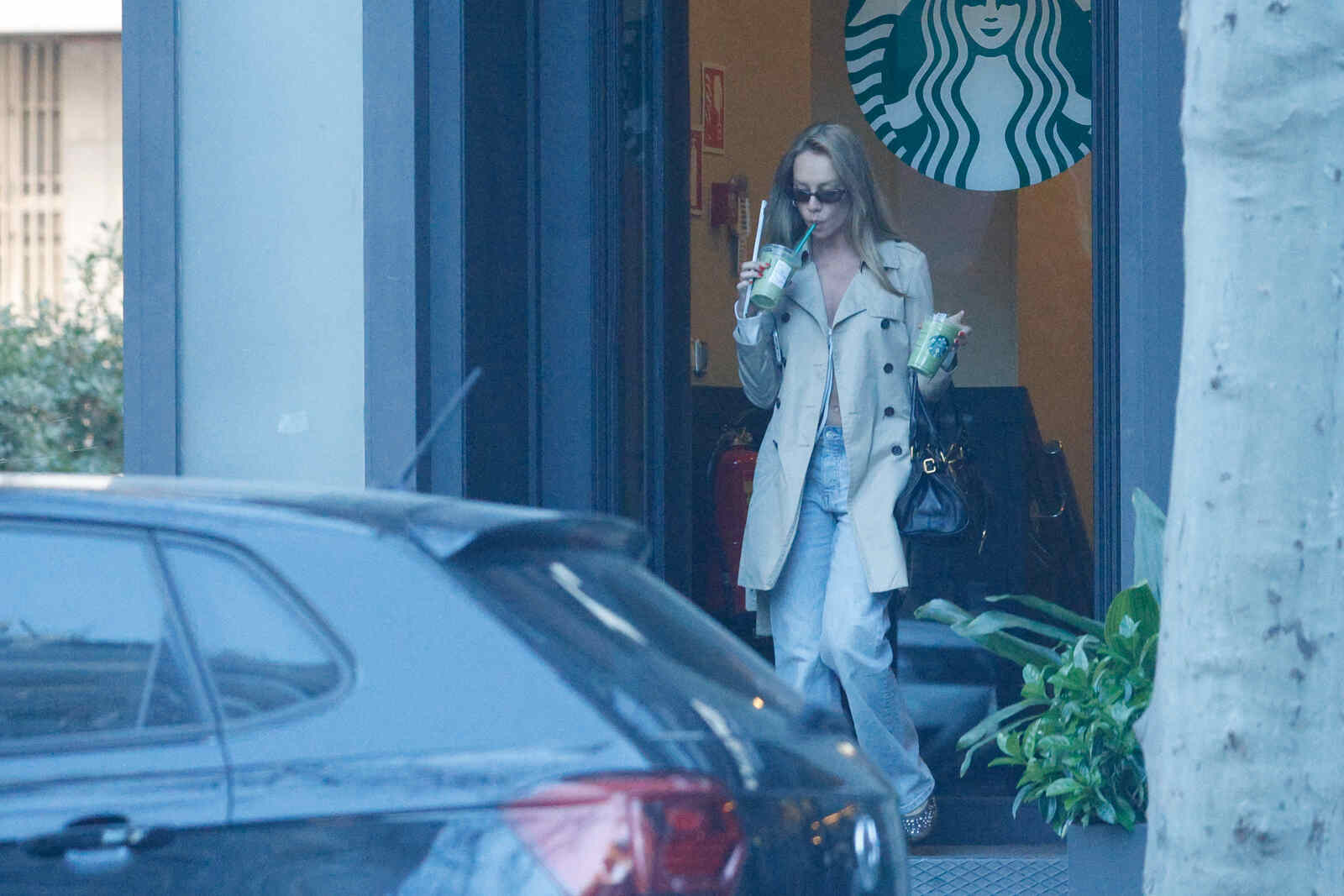 Ester Esp&oacute;sito saliendo al coche de Mbapp&eacute;