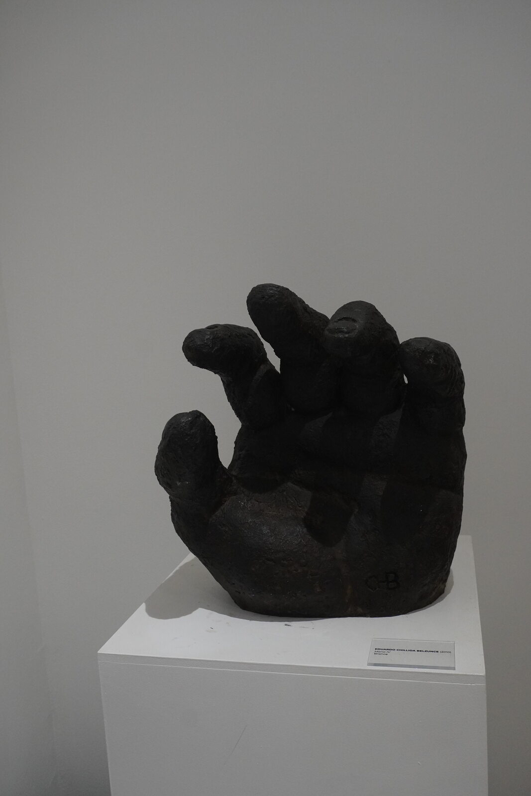Figura de la exposición de Chillida en novedades COOL