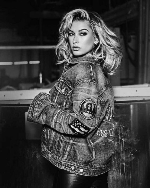 Hailey Baldwin chaqueta Guess