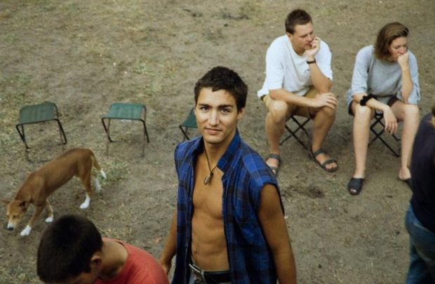 El joven pol&iacute;tico con el rostro descubierto