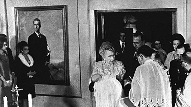 La reina Victoria Eugenia sostiene en brazos a su bisnieto, Don Felipe durante su bautismo en el Palacio de la Zarzuela (Gtres)