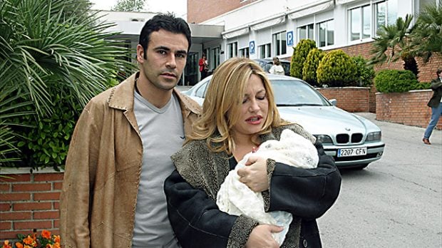 La presentadora y su marido en la salida de la clínica tras dar a luz a su hijo (Gtres)