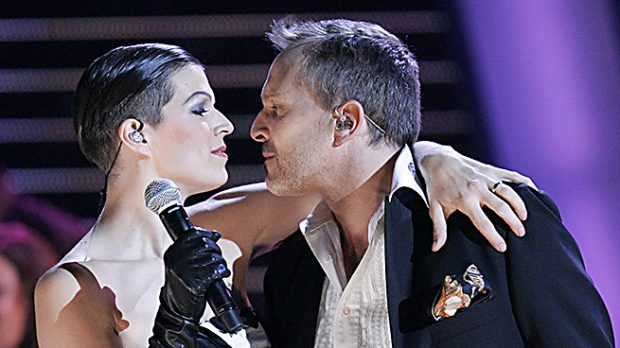 Miguel Bos&eacute; y Bimba durante una actuaci&oacute;n de los Premios Grammy Latinos (Gtres) 