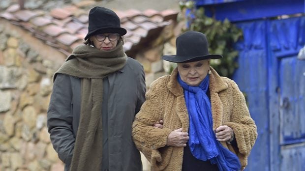 Luc&iacute;a Bos&eacute; y Paola Domingu&iacute;n por las calles de Brieva, Segovia (Gtres)