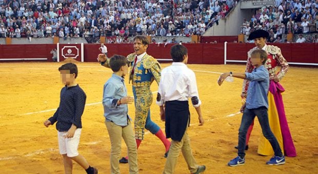El hijo de Manuel, a la derecha, bajaba a dar una vuelta al ruedo junto a su padre (Gtres)