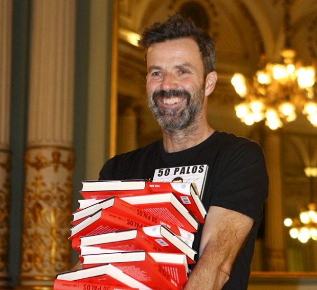 El cantante durante la presentaci&oacute;n de su disco y libro /Gtres