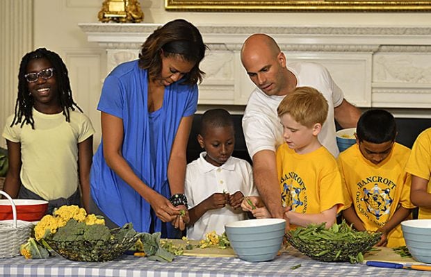 Michelle Obama y Sam cocinando con alimentos del huerto ecológico de la Casa Blanca / Gtres
