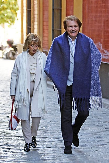Bigote y María Teresa Campos por las calles de Sevilla /Gtres