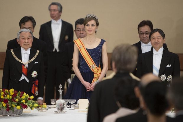 La reina triunfa de Felipe Varela en la cena de gala durante su viaje a Jap&oacute;n.