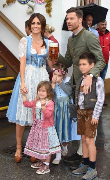 La pareja posa con sus hijos en una fiesta de Munich /Gtres