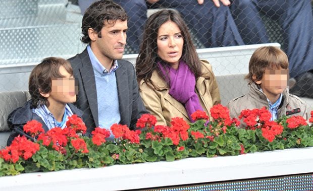 El futbolista y su mujer, Mamen Sanz, junto a dos de sus hijos en una imagen de archivo /Gtres