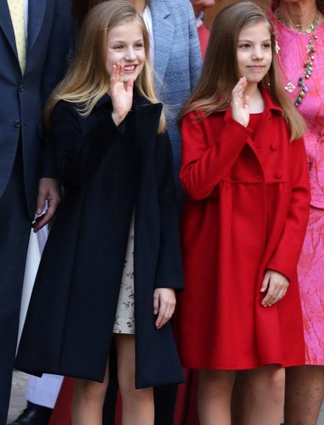 La princesa de Asturias y su hermana Sofía saludan al público situado frente a la Catedral /Gtres