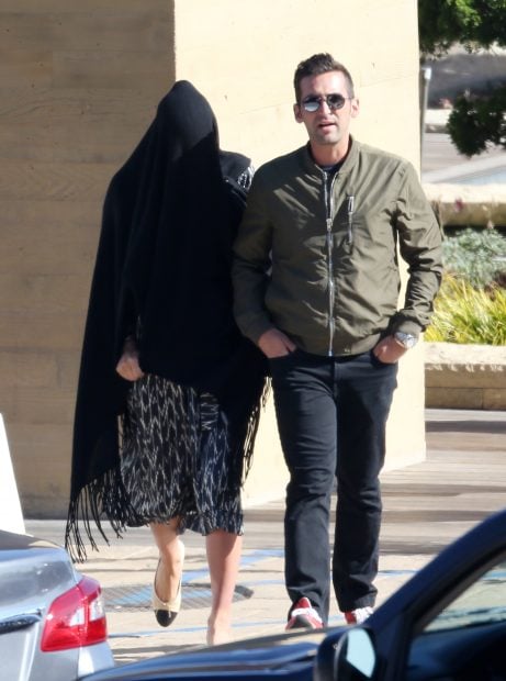 Irina Shayk se cubre con un amigo en Malibú