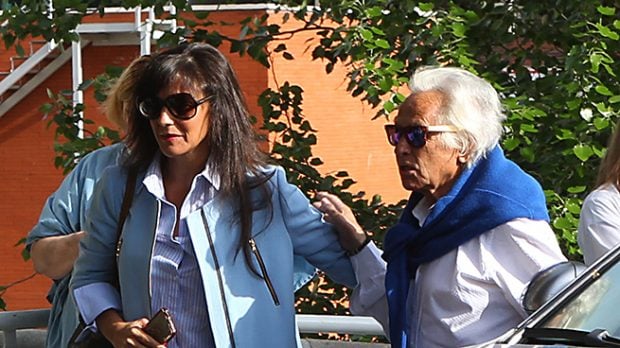 Palomo Linares y su pareja, Concha Azuara, en las afueras del hospital /Gtres