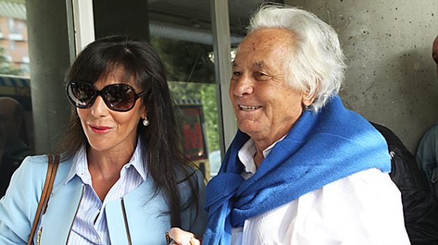 El torero Sebastián Palomo Linares y Concha Azuara a su llegada al hospital el día de su ingreso /Gtres