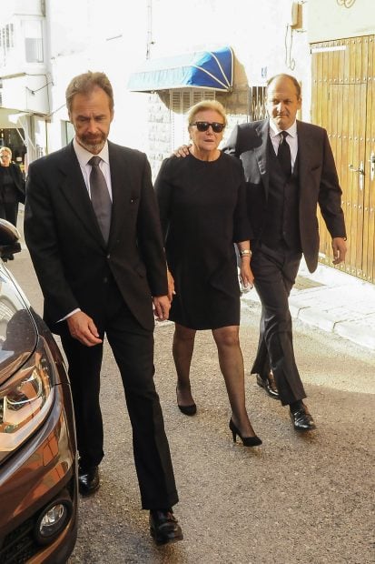 Syliane Stella Vilallonga con su hijo Fabrizio Pastor durante el funeral de Jorge Bascones / Gtres