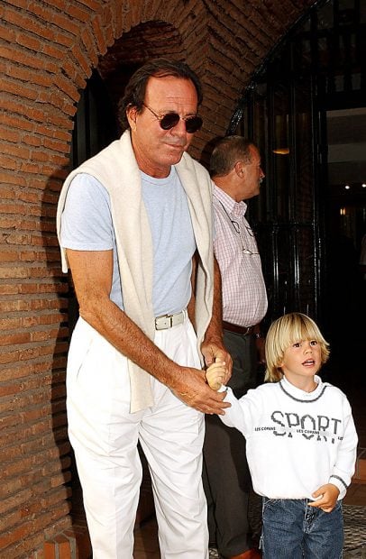 El cantante Julio Iglesias y su hijo en Marbella / Gtres