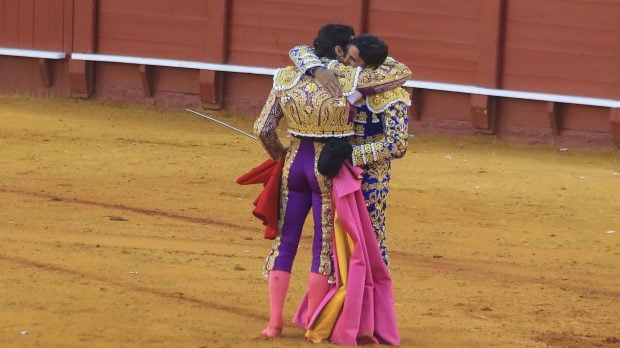 Los toreros Francisco y Cayetano Rivera Ordóñez se funden en un abrazo /Gtres