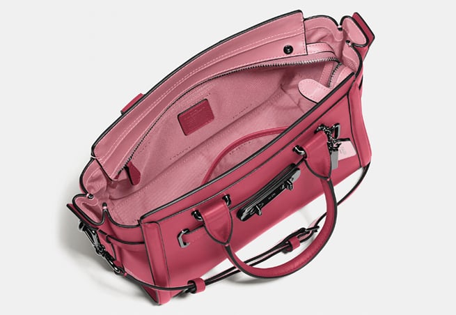 Selena Gomez bolso rosa