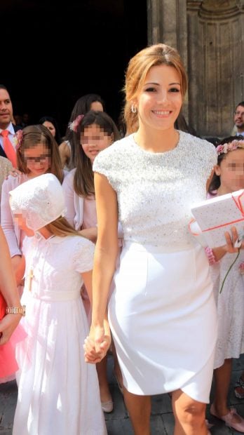 Virginia Troconis y su hija Triana Díaz a la salida de la iglesia en Sevilla. /Gtres