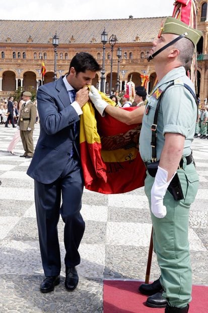 Francisco Rivera besa la bandera /Gtres