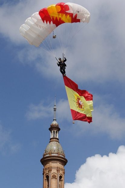 El paracaidista alza la bandera de Espa&ntilde;a /Gtres