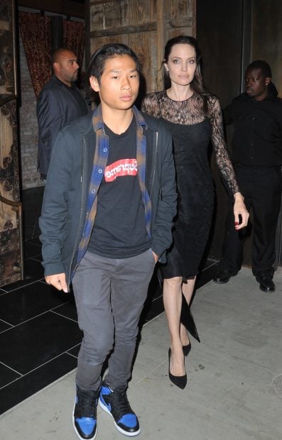 Angelina Jolie con su hijo Pax