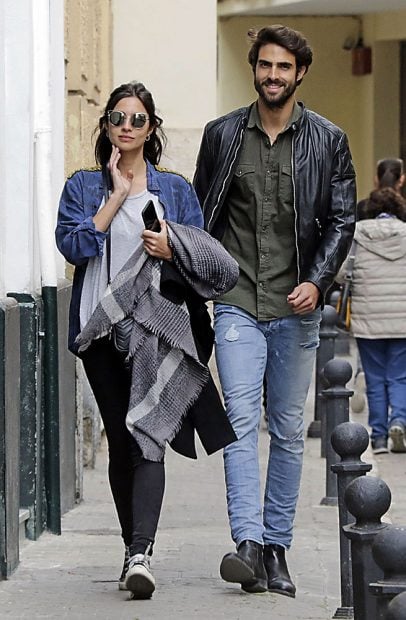 Juan Betancourt y Rocío Crusset por las calles de Sevilla /Gtres