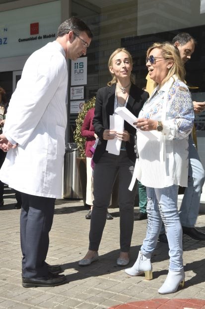 Carmen Borrego frente al hospital Fundación Jiménez Díaz