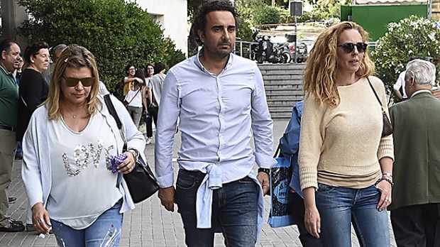 Rocío Carrasco y Fidel Albiac con la presentadora Terelu Campos en las inmediaciones del hospital /Gtres
