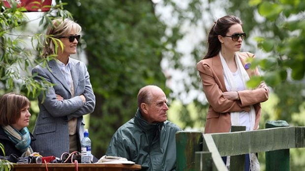 El Duque de Edimburgo con Lady Penny y su hija en un torneo hípico