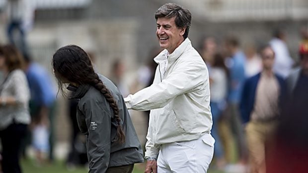 Cayetano Martínez de Irujo y Victoria Federica en el torneo mientras bromeaban /Gtres