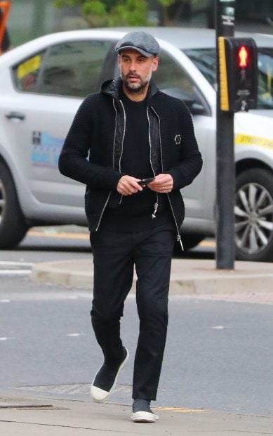 Pep Guardiola paseando por Manchester