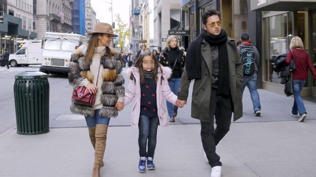 Paula Echevarr&iacute;a y David Bustamante con su hija Daniella en las calles de Nueva York /Gtres