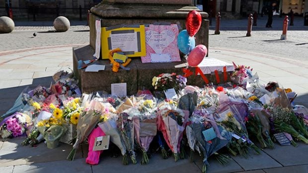 Flores en memoria de las víctimas