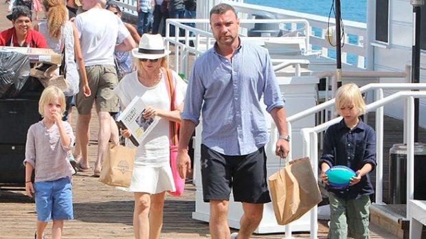 Naomi Watts y Liev Schreiber con sus hijos