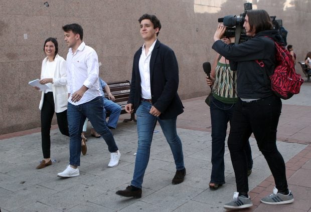 Felipe Juan Froil&aacute;n Marichalar seguido por la prensa