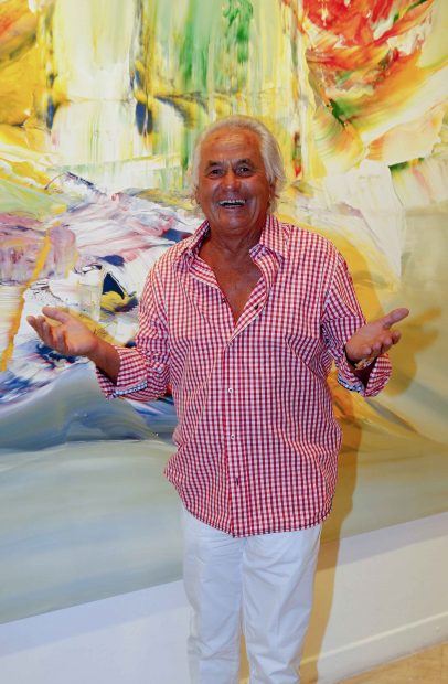 Sebastián Palomo Linares posa sonriente ante un óleo /Gtres