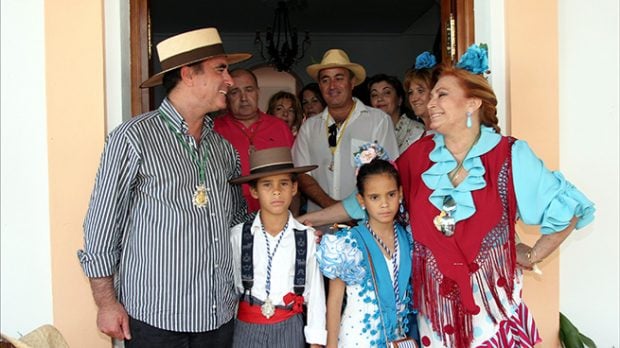 Rocío Jurado junto a José Ortega Cano y a sus dos hijos durante 'El Rocío' en el 2004 /Gtres