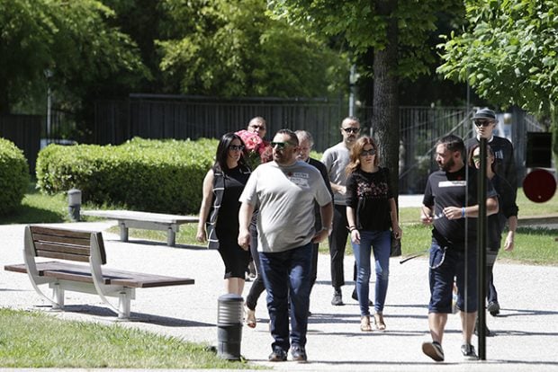 El actor Pepon Nieto y otros amigos a su llegada a la capilla ardiente /Gtres