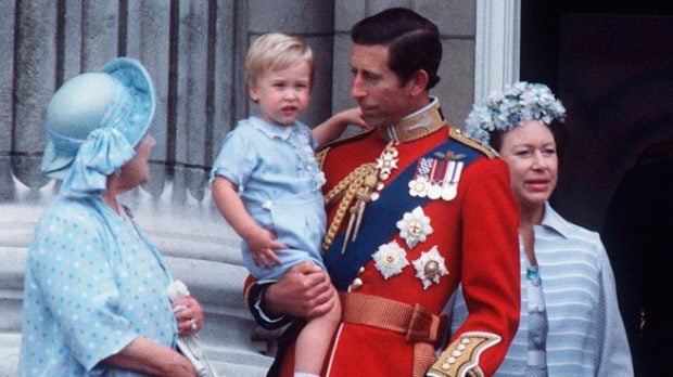 El pr&iacute;ncipe Carlos con su hijo Guillermo y la reina madre 