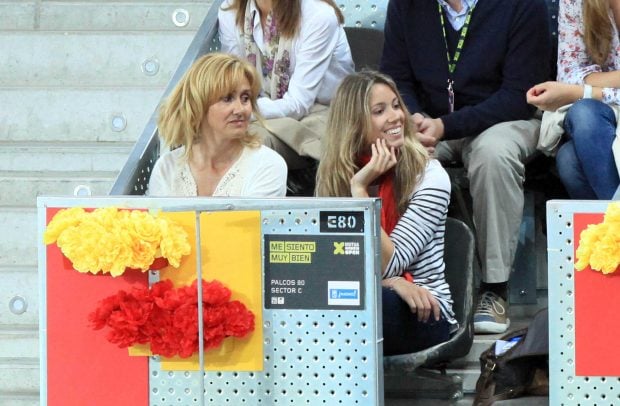 Su hermana y su madre durante un torneo /Gtres