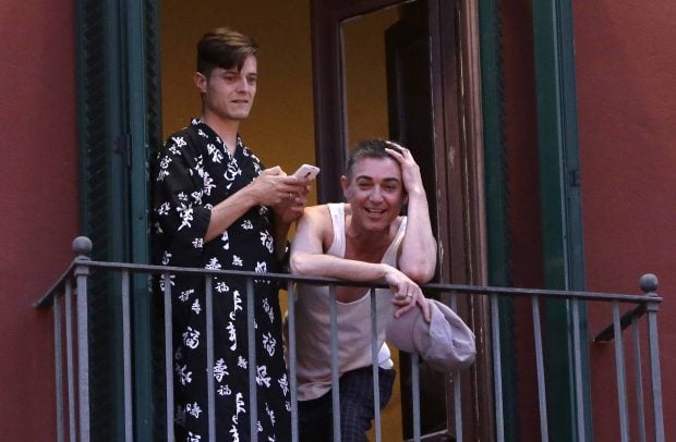 El Humorista Ángel Garo y Darío Albelaira en el balcón de la vivienda del cómico /Gtres