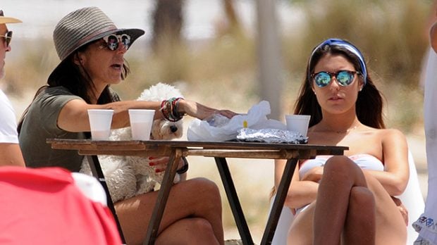 Anna Ferrer y su madre durante unas vacaciones en C&aacute;diz /Gtres