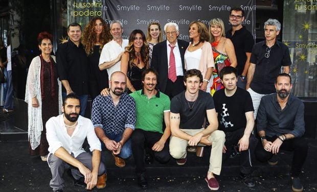 El padre &Aacute;ngel , Balnca Cuesta , Nicol&aacute;s Coronado con Marisa Nufrio y Antonio Vigo durante la exposici&oacute;n de 'Smylife Collection Beauty Art III'