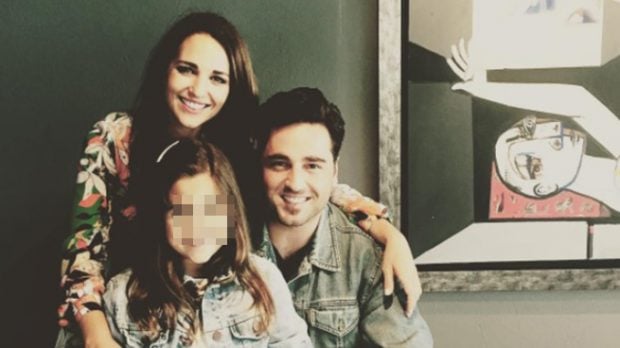 Paula y David posan junto a Daniella horas antes de la comuni&oacute;n /Gtres