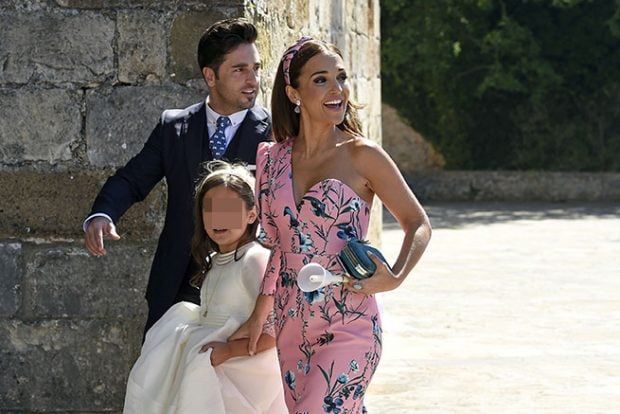 El cantante David Bustamante y la actriz Paula Echevarría durante la comunión de su hija Daniela en San Vicente de la Barquera, Santander /Gtres