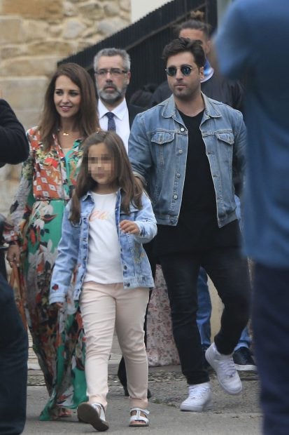 David Bustamante,Paula Echevarria y su hija Daniela por las calles de San Vicente de la Barquera /Gtres